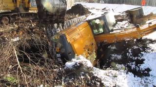 Трасса М11. Спасаем перевернувшийся экскаватор в болоте.