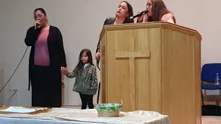 Saray rosi y su madre cantado en la iglesi