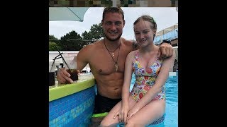 Александр  Задойнов. Пока Настя делает маникюр, я на массаж ))