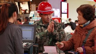 When a migrant worker can't afford lunch in a supermarket... 农民工超市买午饭钱不够，有人对收银员这样说......