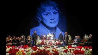 Слезы Ахеджаковой на плече Ефремова и море цветов: В Москве простились с Аллой Покровской