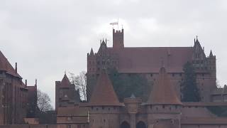Żałoba po śmierci prezydenta Gdańska. Flaga na wieży Zamku w Malborku opuszczona do połowy masztu
