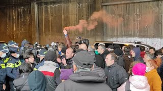 ივანიშვილის რეზიდენციასთან საქართველოს პრემიერ-მინისტრის გადადგომის მოთხოვნით აქცია გაიმართა - ვიდეო