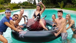SFIDA CON IL TORO GONFIABILE IN PISCINA