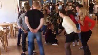 Dansa runt midsommarstång (2016)