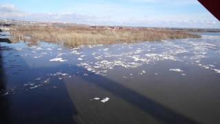 Вид на весенний ледоход с Бугринского моста в Новосибирске