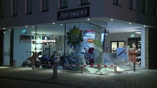 Ravage na ramkraak met vrachtwagen in Baarle-Nassau: pui van winkel aan diggelen