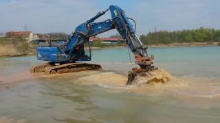 Baggerfahrer Erwin beim Laden und Baden mit seinem Bagger