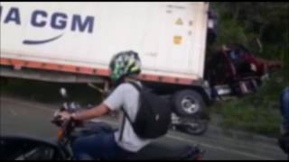 Un camión y una moto involucrados en aparatoso accidente