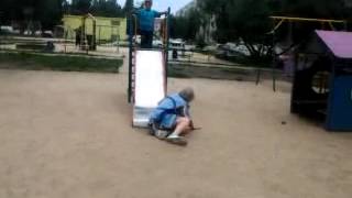 Пьяная баба Галя на детской площадке...