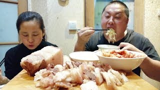 1斤五花肉蘸醬油，配辣白菜涼菜，農村大哥兩口子吃的真過癮！ 【農村大哥寒冰】