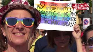 Gay Pride, a Pompei il corteo sfila davanti alla basilica: estrema destra in preghiera per protesta