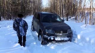 Нивы и Suzuki Grand Vitara по снегу.