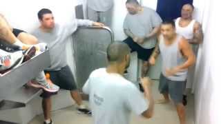 Fight Video .Жесть!!Разборка в тюремной камере!!