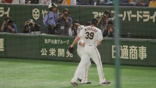 2017.5.26 まずい守備をした長野選手がマイコラス選手に励まされる（&眠そうな村田選手）