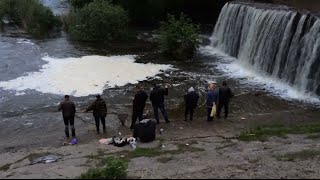 Вот такую увидел случайно рыбалку. Ловля рыбы сачком