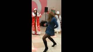 Пьяная девушка дико отжигает на корпоративе