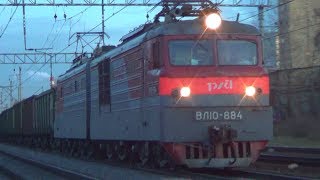 Электровоз ВЛ10-884 с грузовым поездом + приветливый машинист:-)