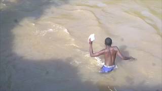 SHAME ON RUTO POINT MAN IN LUHYA WASHIALI AS STUDENTS SWIM ON THEIR WAY TO SCHOOL!