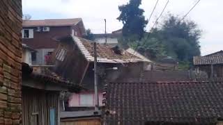 Casa cai ao ser içada por caminhão munck em Santa Catarina