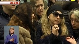 Шанувальники Кузьми "Скрябіна" кілька годин стояли під снігом, аби попрощатися з артистом