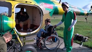 Спортсмены-колясочники из Беларуси и России совершили прыжок с парашютом