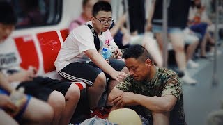 When a peasant-worker sitting on the ground in subway…农民工乘地铁坐地上，因怕弄脏座位，让他感动的一幕发生了......