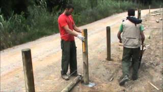 Valla tejana de madera tratada con pletinas metálicas