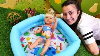 Oyuncak bebek bakma. Sevcan  baby born için havuz şişiriyor