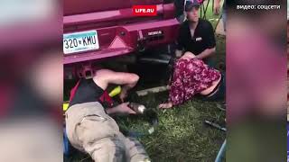 Девушка застряла головой в выхлопной трубе