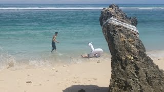 Как отдыхают китайцы. Как купаются китайцы в море. Как отдыхают жители Китая.