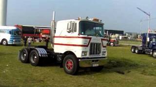 Kenworth W900A (Detroit Diesel 8V-71) & Mack F700 (Detroit Diesel 8V-71) loading