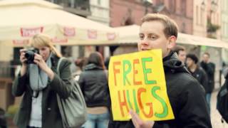 Free hugs - darmowe przytulanie. Toruń, 17.10.2012