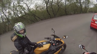 Девушка мотоциклист показала ПОПУ! The girl showed the motorcyclist ASS!