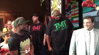 Floyd Mayweather Very Impressed With Muhammad Ali Statue - esnews boxing