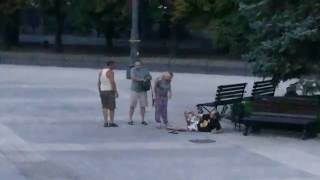 Пьяная баба бьет мужика Черкассы
