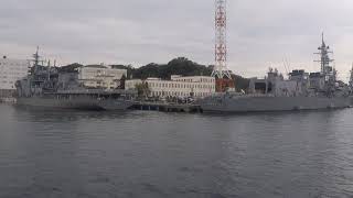 目刺し係留準備と水艦救難母艦ちよだ（令和元年度自衛隊観艦式）