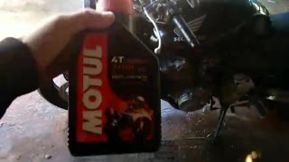 Замена  масла в двигателе мотоцикла  HONDA CB600 2002г.