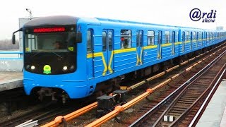 Разноцветные поезда метро ездят по железной дороге. Subway trains run by railway.