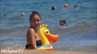 Девушки на пляже Крыма. Отдых в Коктебеле.