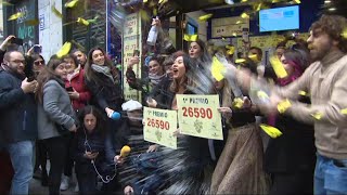 Doña Manolita celebra el reparto del 'Gordo'