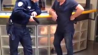 Как не нужно обращаться с оружием