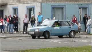 Блондинка сдаёт на права в ГАИ. Могилёв ( Автодром)