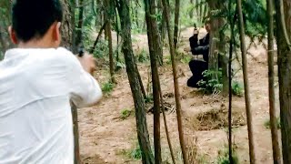國軍隊長林間追擊日軍殺手，卻不料對方支援突然到來，彈盡糧絕被數十日軍包圍！