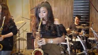 Hello:Someone like you   Adele Saxophone cover by Saxpackgirl