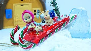 Маша и Медведь ДЕЛАЮТ СНЕГ и САНКИ из Конфет. Masha and the Bear Do Snow & Candy Sled