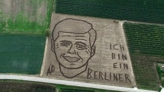 Итальянец трактором выпахал портрет Кеннеди