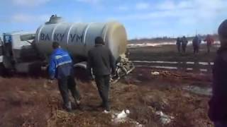 КзАЗ завяз в болоте по уши... Дороги севера.  Суровый континент.