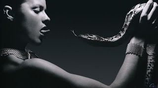Змея укусила за грудь, а она смеётся! Snake bitten on the chest!