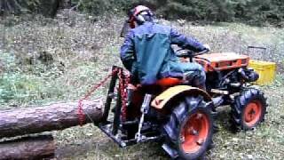 Kubota B6000 beim Holzrücken